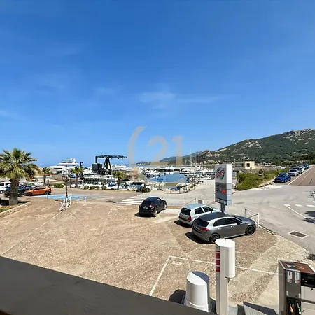 Face Au Port Et La A La Marine De Sant Ambroggio