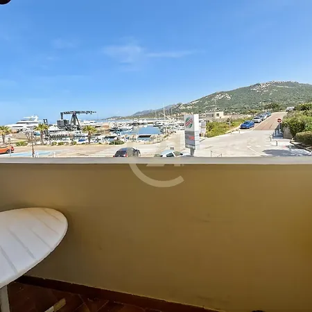 Face Au Port Et La A La Marine De Sant Ambroggio アパート